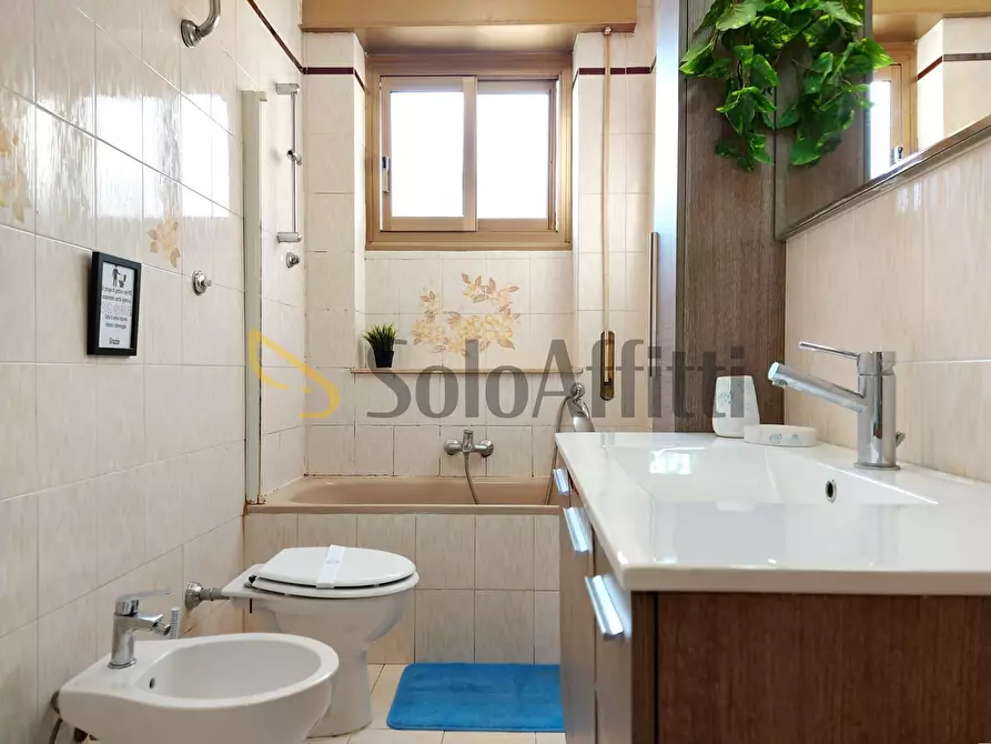 Immagine 20 di Trilocale in affitto  in Viale Vasco de Gama a Roma