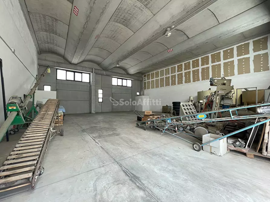 Immagine 1 di Capannone industriale in affitto  a Maddaloni