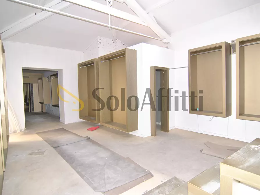 Immagine 1 di Locale commerciale in affitto  in Piazza Attias 2 a Livorno