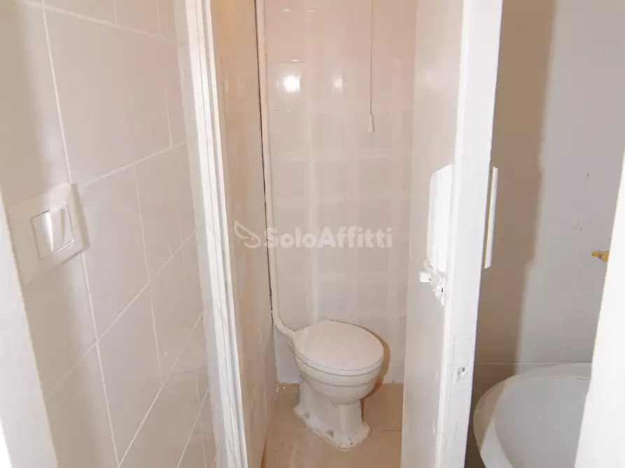 Immagine 8 di Locale commerciale in affitto  a Livorno