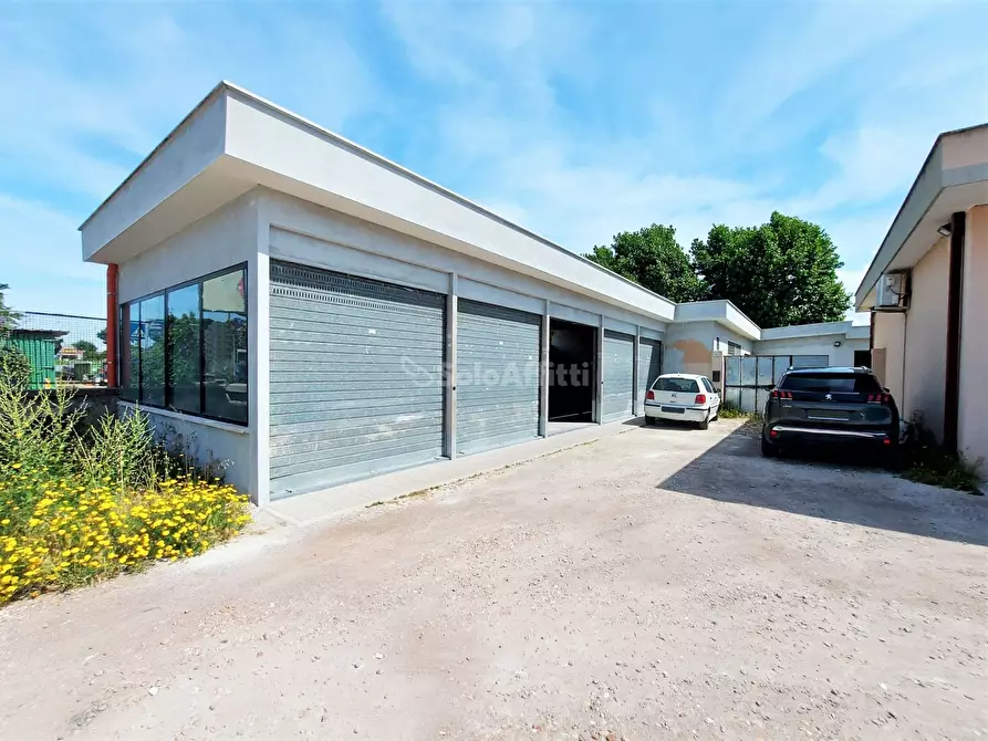 Immagine 24 di Locale commerciale in affitto  in Via della Scafa a Fiumicino