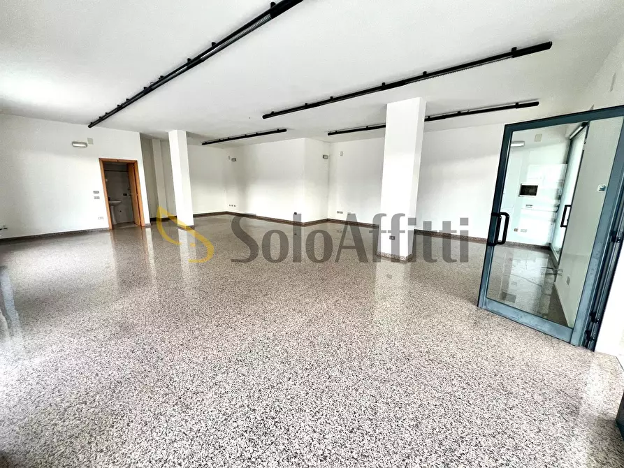 Immagine 3 di Locale commerciale in affitto  in Via Malta 4 a Alba Adriatica