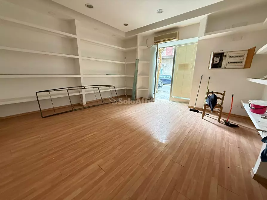 Immagine 1 di Locale commerciale in affitto  in Via Giulio Antonio Acquaviva 226 a Caserta