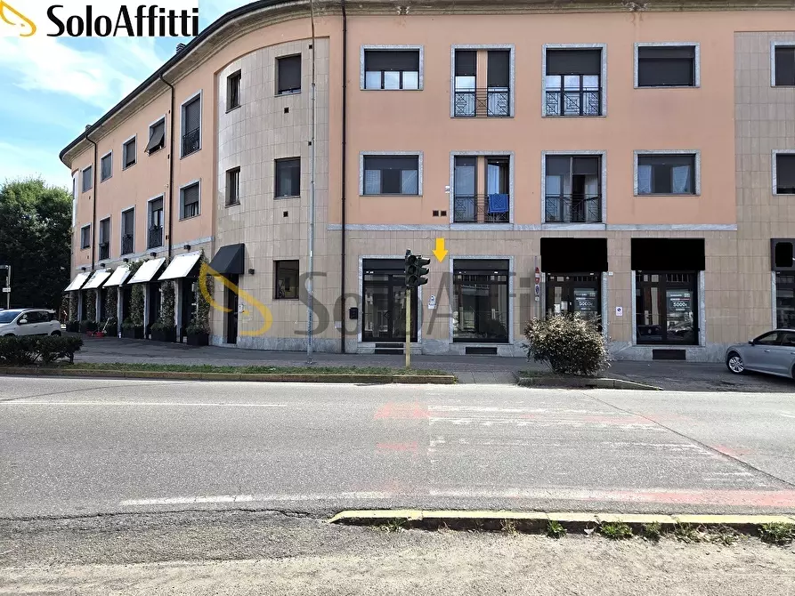 Immagine 8 di Locale commerciale in affitto  in Piazzale Colonnello Ubaldo Panceri 1 a Varedo