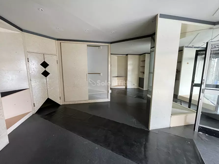 Immagine 3 di Locale commerciale in affitto  a Falconara Marittima