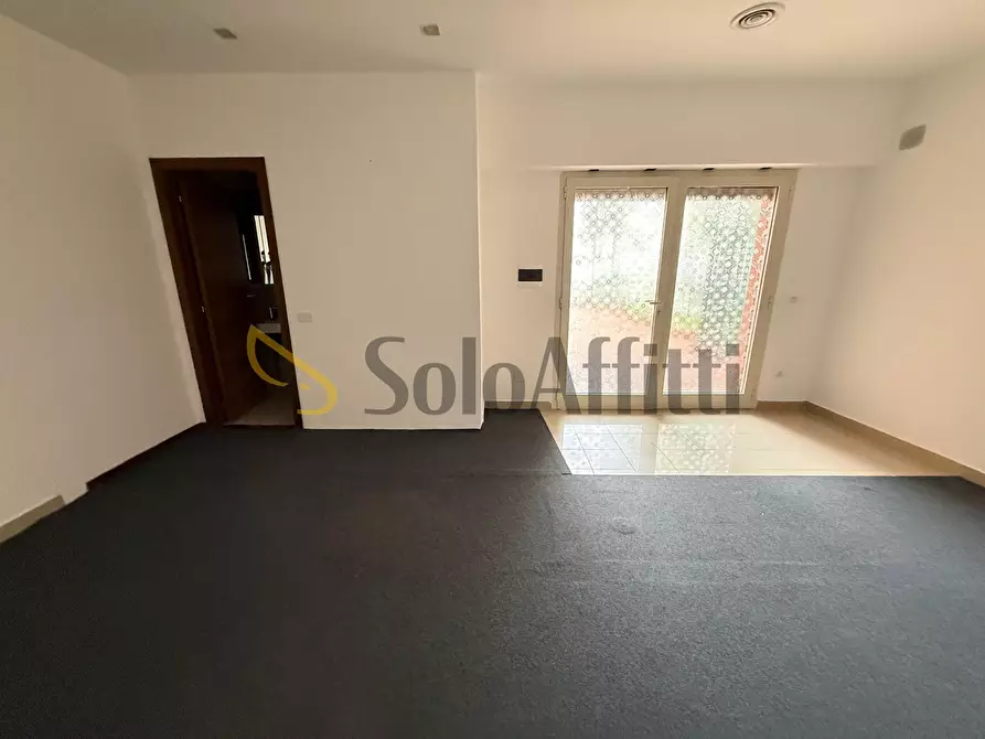 Immagine 10 di Locale commerciale in affitto  in Via Renato Iaselli 11 a Caserta