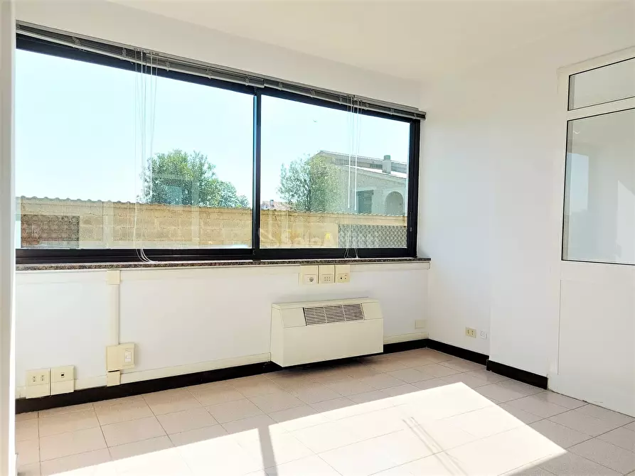 Immagine 17 di Ufficio in affitto  in Via Ivo Oliveti a Fiumicino