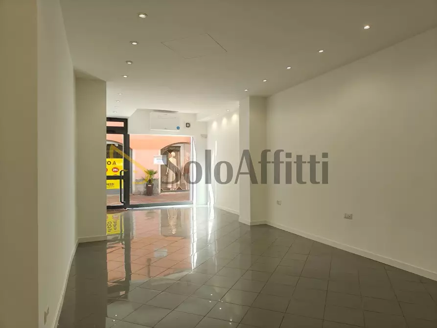 Immagine 4 di Locale commerciale in affitto  in Via Camillo Benso Cavour 1B a Busto Arsizio
