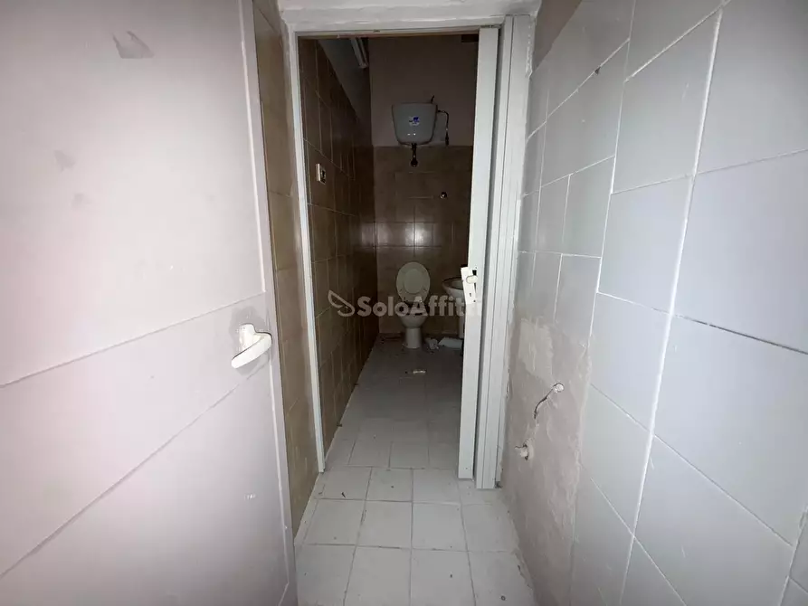 Immagine 13 di Locale commerciale in affitto  in Via Giulio Antonio Acquaviva 226 a Caserta