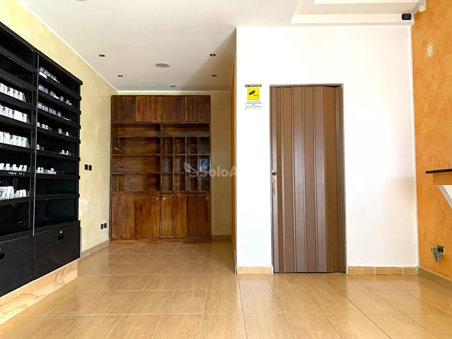 Immagine 2 di Locale commerciale in affitto  a Catanzaro