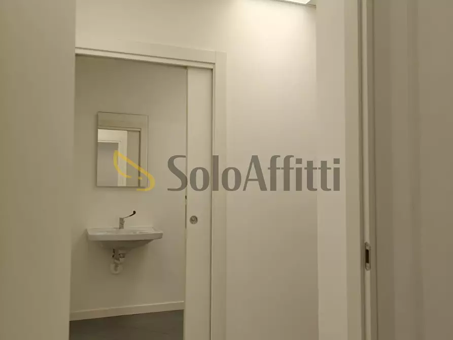 Immagine 9 di Locale commerciale in affitto  in Via Camillo Benso Cavour 1B a Busto Arsizio