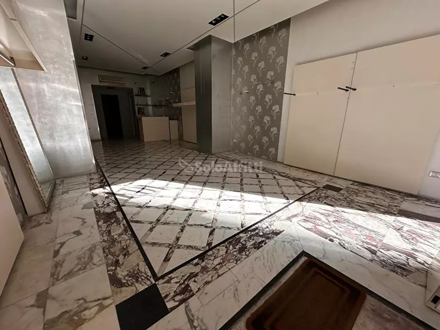 Immagine 8 di Locale commerciale in affitto  in Corso Trieste 189 a Caserta