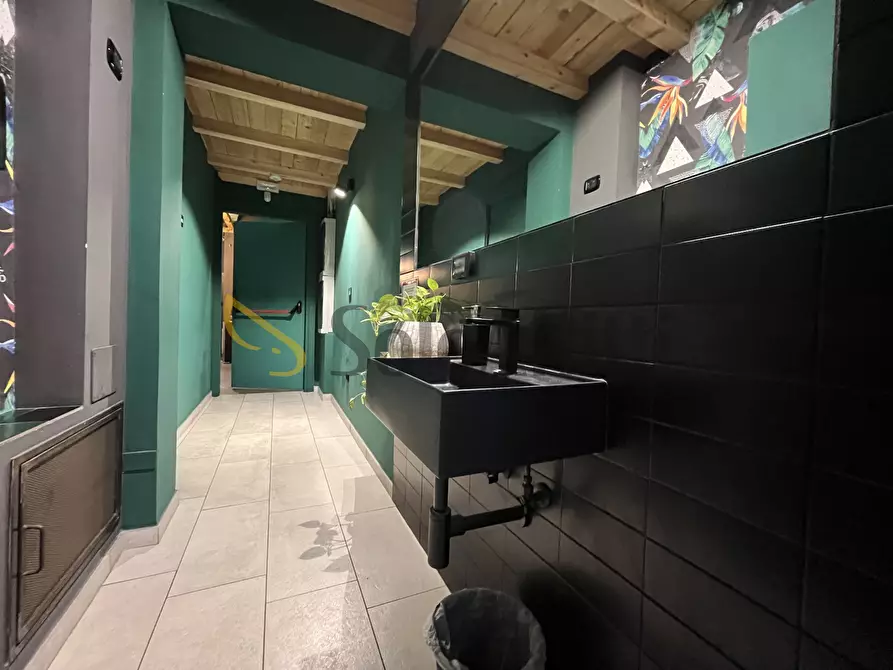 Immagine 11 di Locale commerciale in affitto  a Catanzaro