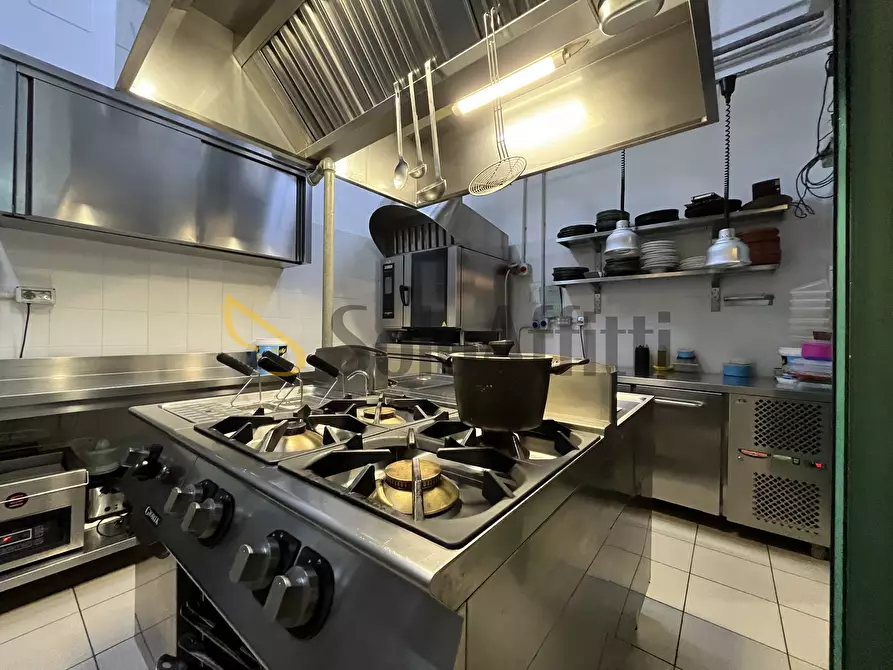 Immagine 8 di Locale commerciale in affitto  a Catanzaro