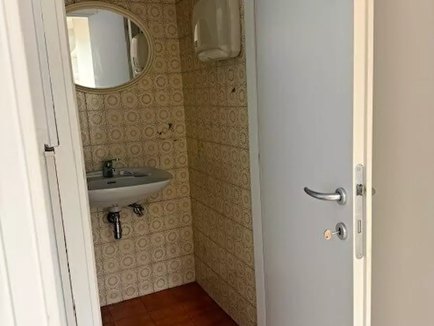 Immagine 25 di Locale commerciale in affitto  in Viale Antonio Gramsci 27A a Parma