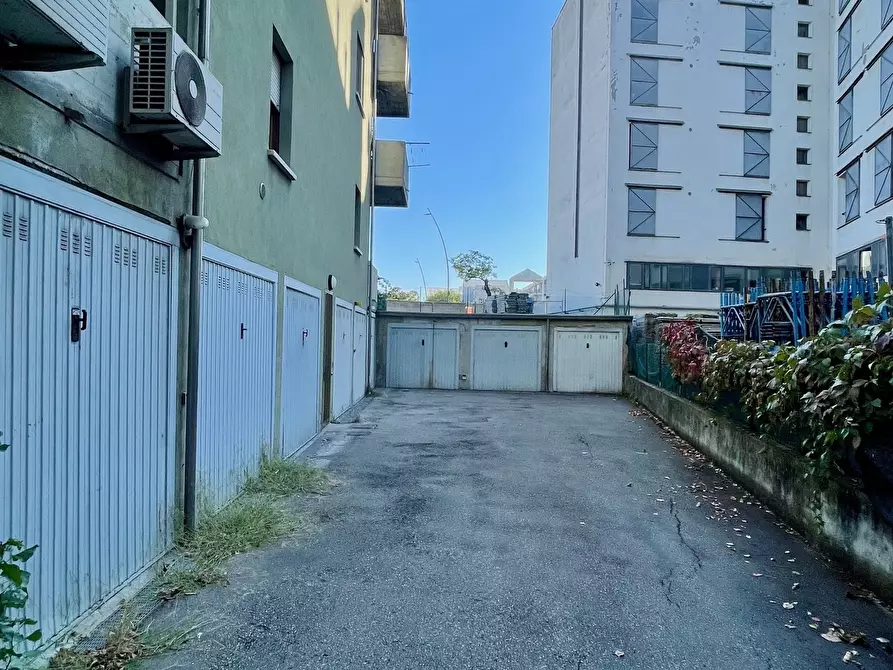 Immagine 5 di Garage in vendita  in VIALE PIACENZA 18 a Parma