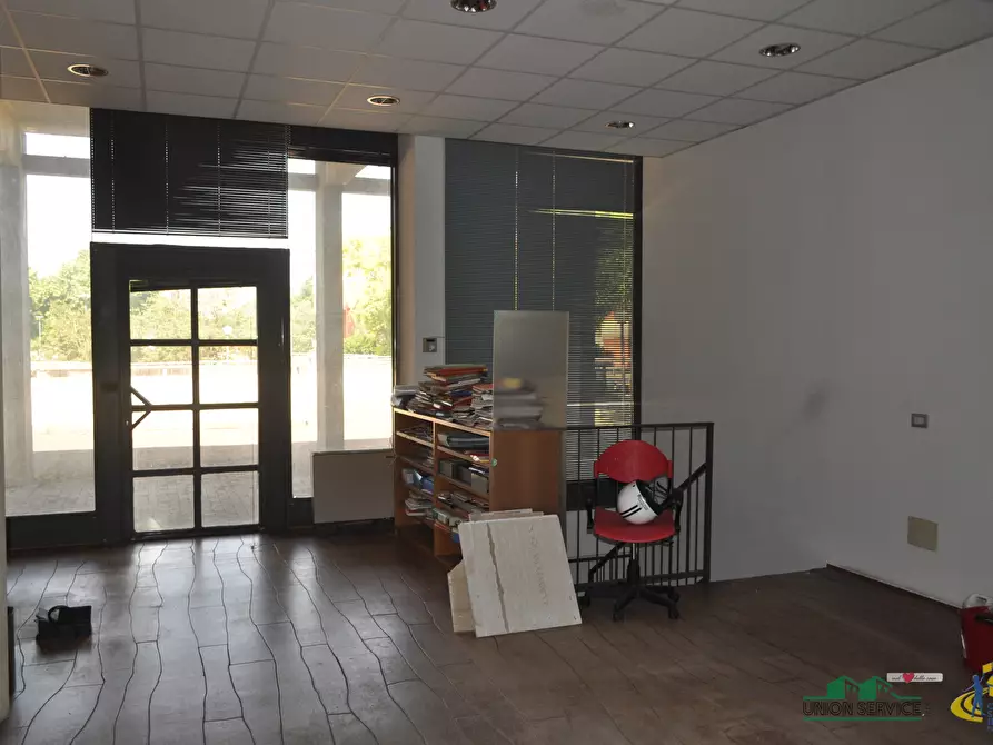 Immagine 25 di Locale commerciale in vendita  in Piazza Caduti di Superga a Parma