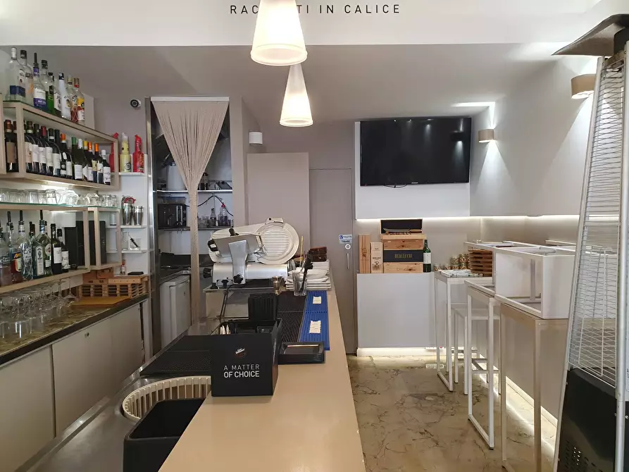 Immagine 11 di Attività commerciale in vendita  in Corso Umberto I 8 a Modica