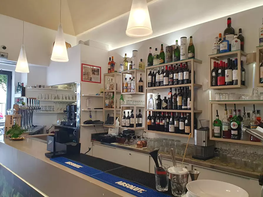 Immagine 8 di Attività commerciale in vendita  in Corso Umberto I 8 a Modica