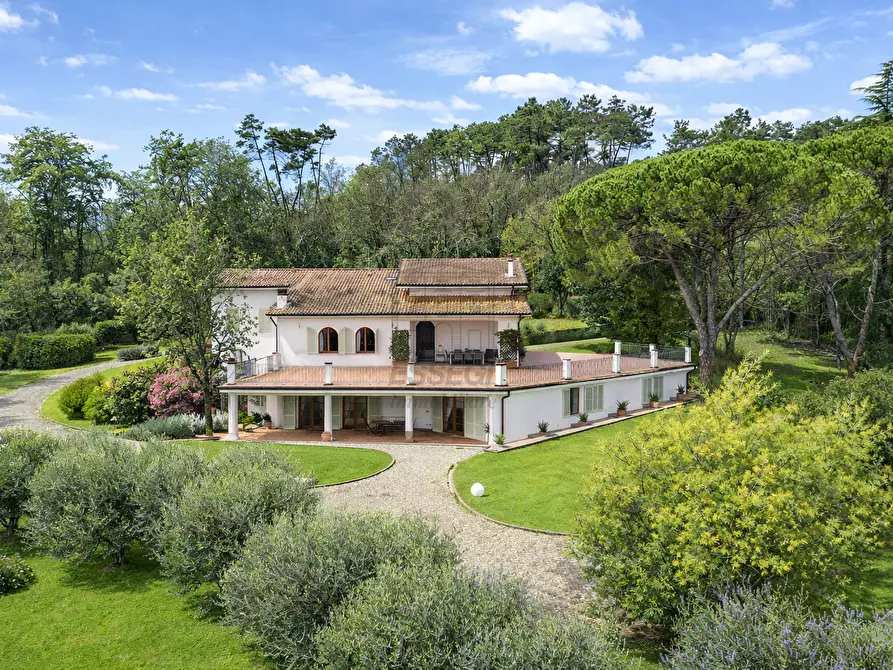Immagine 3 di Villa in vendita  in Via dei Cotani 211 a Lucca