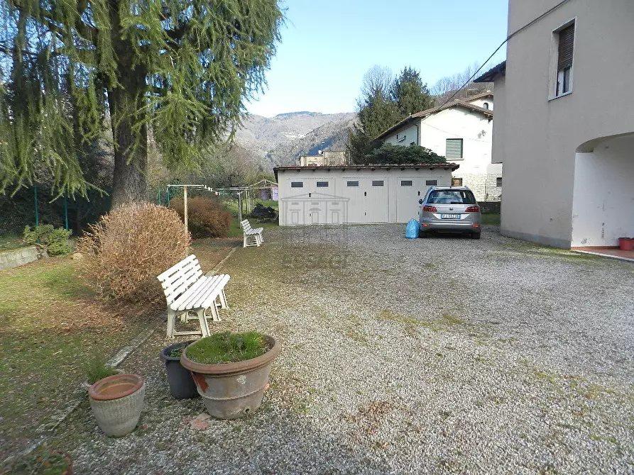 Immagine 23 di Villa in vendita  a Lucca