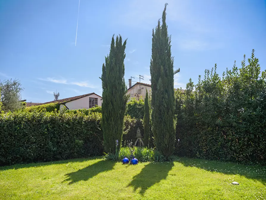 Immagine 5 di Villa in vendita  a Lucca