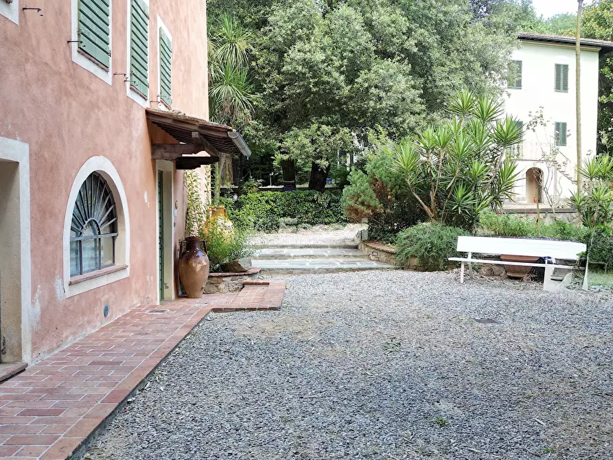 Immagine 9 di Villa in vendita  a Lucca