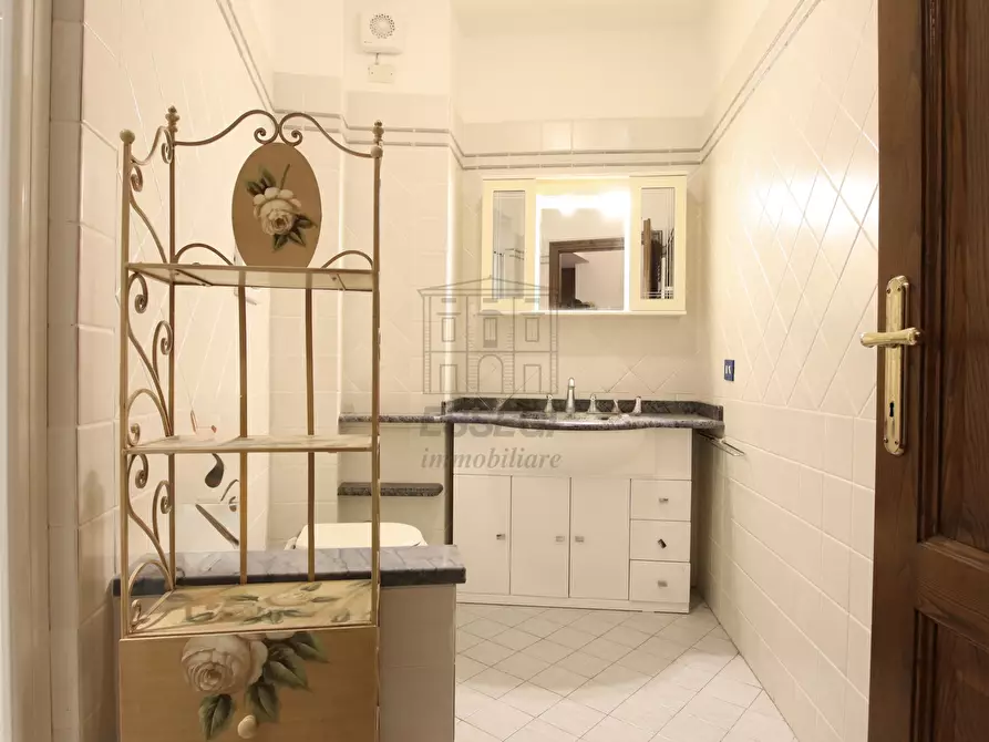 Immagine 13 di Appartamento in vendita  a Lucca