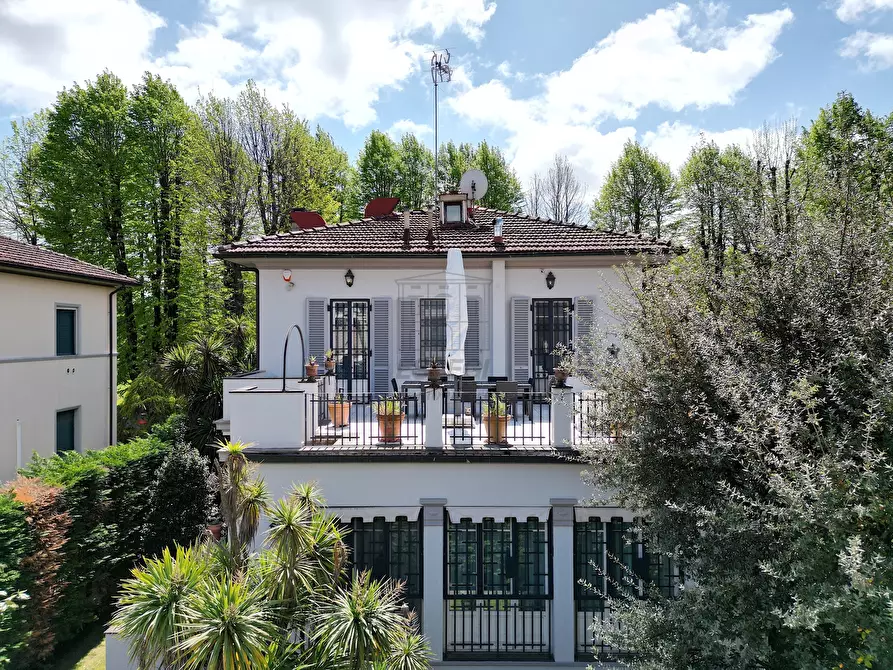 Immagine 2 di Villa in vendita  in Viale Pacini 35 a Lucca