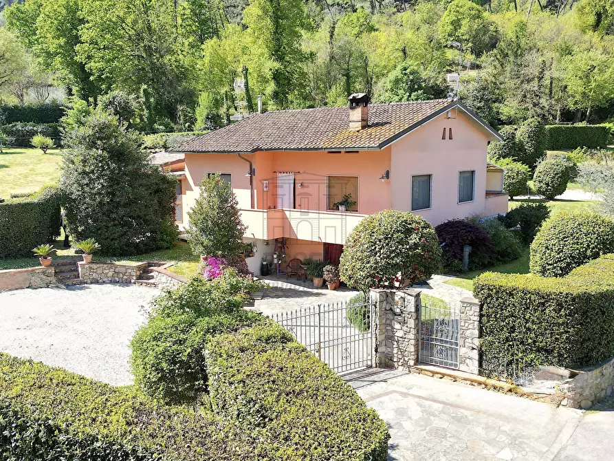 Immagine 1 di Villa in vendita  in Via Comunale Campolungo 51 a Lucca