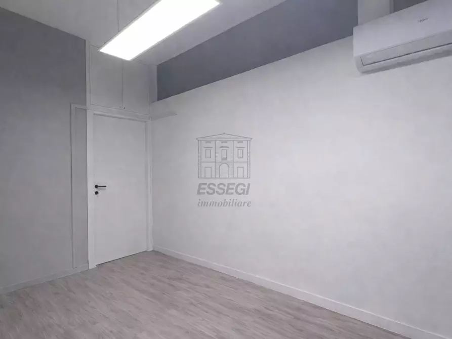 Immagine 4 di Attività artigianale in vendita  a Lucca