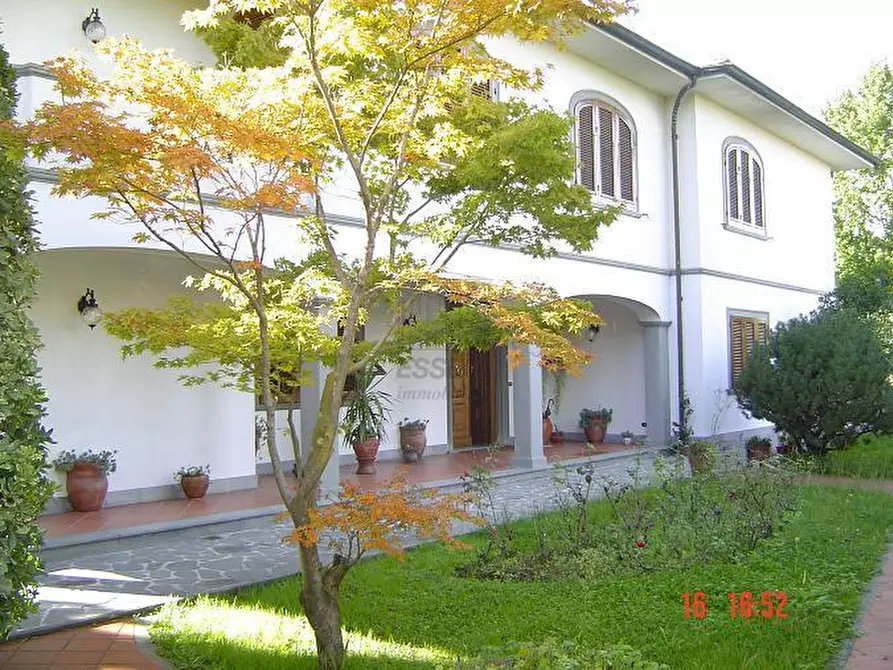 Immagine 1 di Villa in vendita  a Lucca