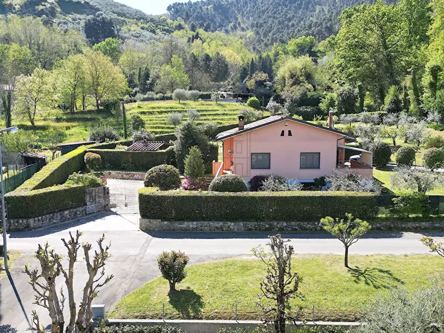 Immagine 2 di Villa in vendita  in Via Comunale Campolungo 51 a Lucca