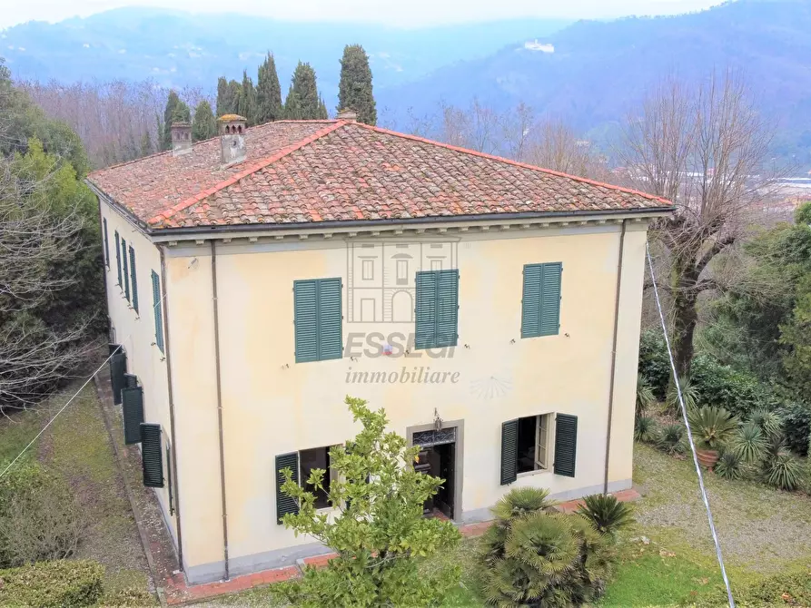 Immagine 1 di Villa in vendita  in via di montecatino a Lucca