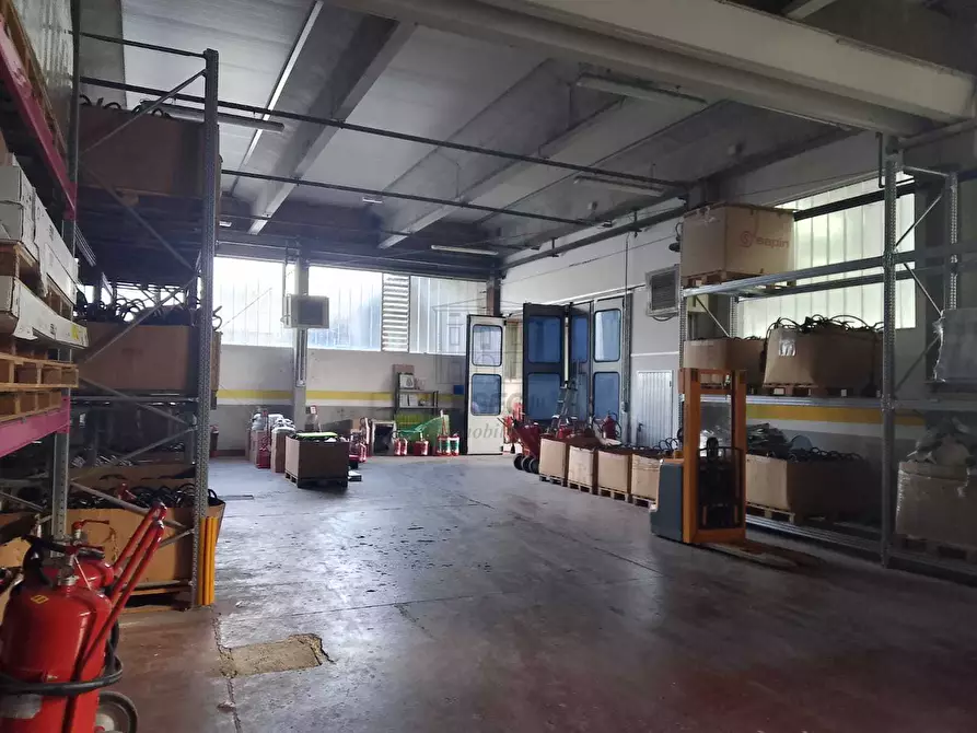 Immagine 4 di Attività artigianale in vendita  a Lucca