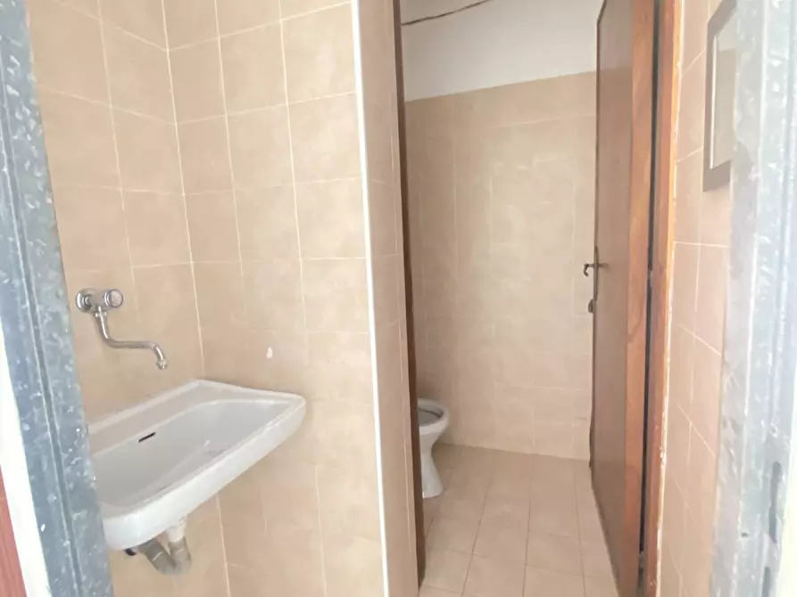 Immagine 8 di Locale commerciale in affitto  in Via Sbarre Superiori 58 a Reggio Di Calabria