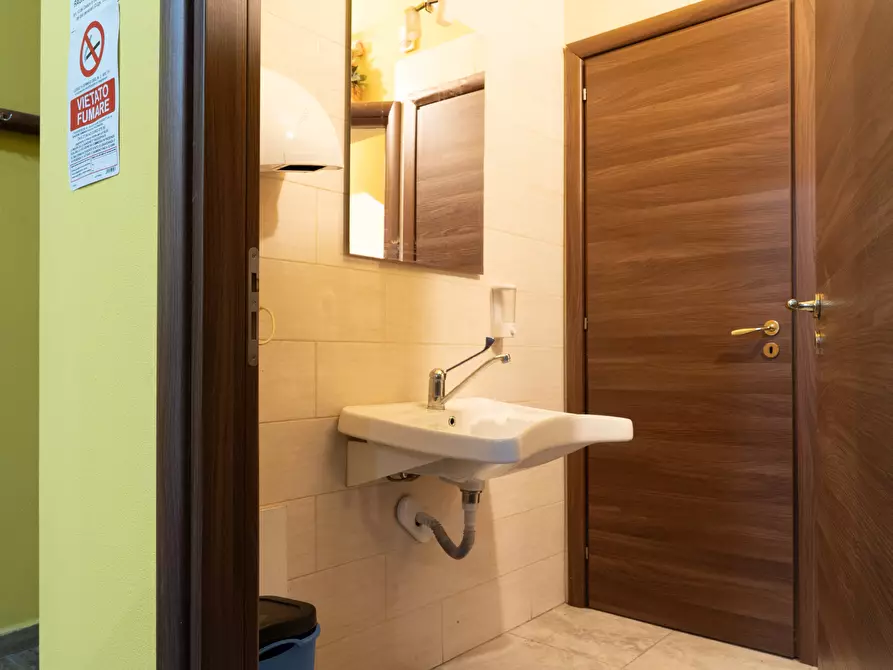 Immagine 5 di Locale commerciale in affitto  a Uta