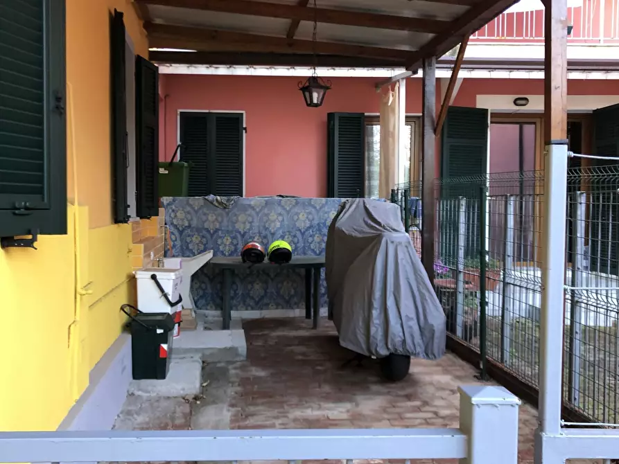 Immagine 1 di Porzione di casa in vendita  a Castelnuovo Magra