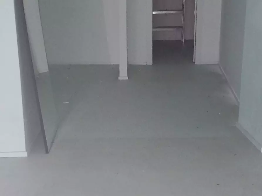 Immagine 10 di Locale commerciale in affitto  in Via Mazzini a Sarzana