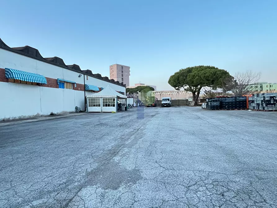 Immagine 2 di Locale commerciale in affitto  in Via delle Macchie 4 a Livorno