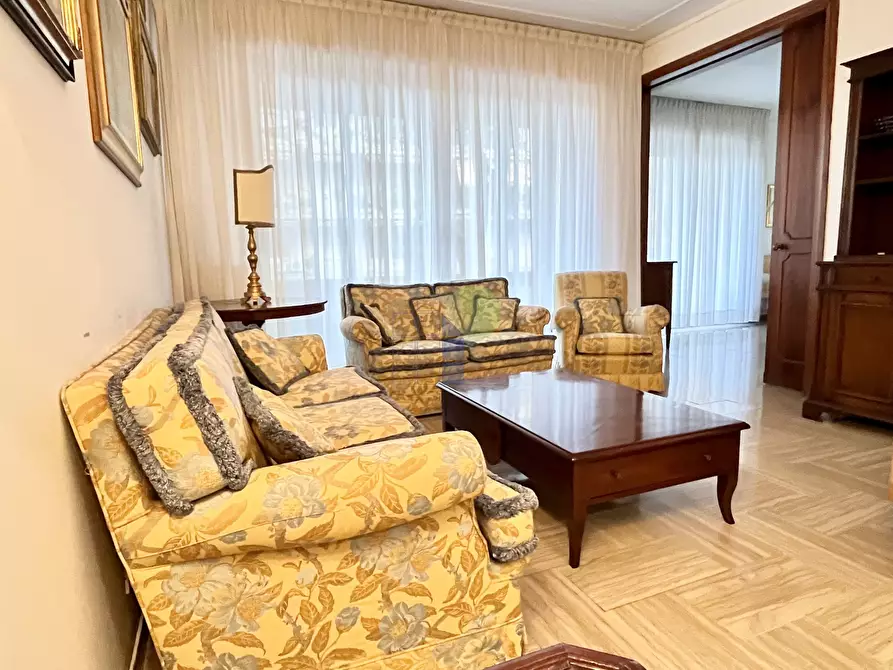 Immagine 1 di Pentalocale in vendita  in Via Calzabigi 110 a Livorno