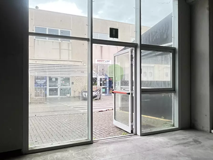 Immagine 6 di Attività artigianale in affitto  in Via Cimarosa 111 a Livorno