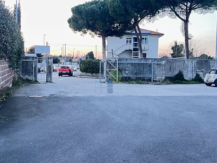 Immagine 6 di Locale commerciale in affitto  in Via delle Macchie 4 a Livorno