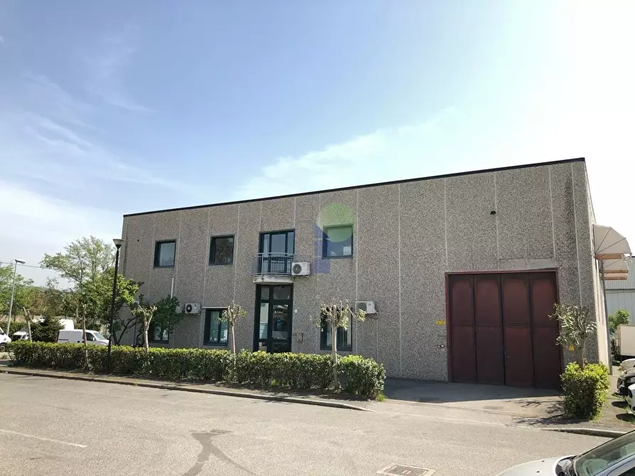 Immagine 1 di Attività artigianale in affitto  in Via Provinciale Pisana 111 a Livorno