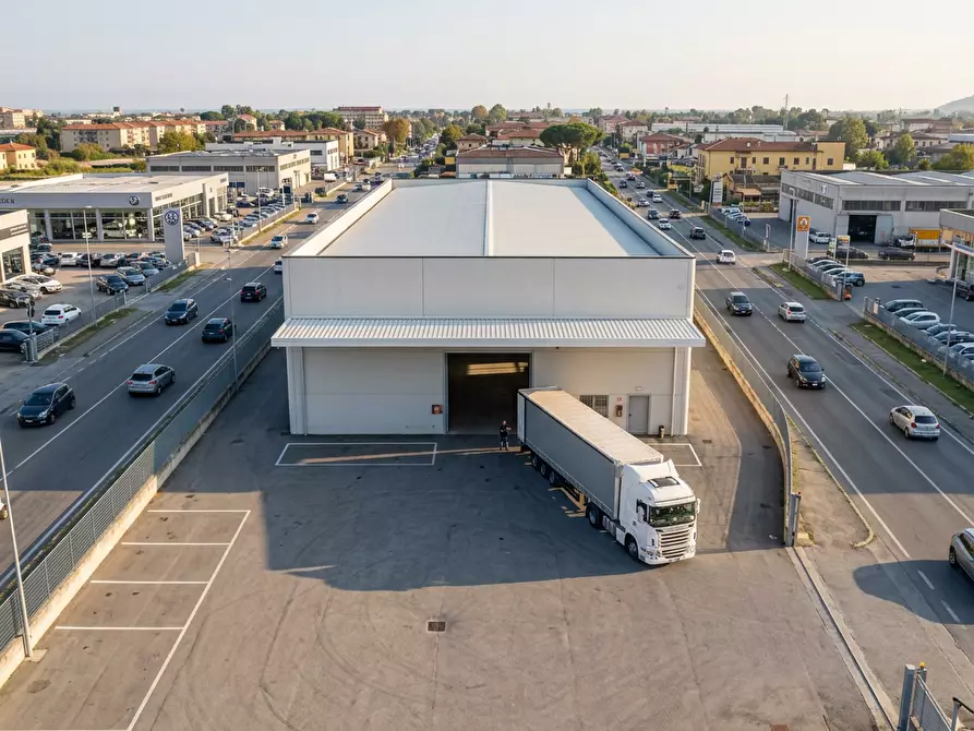 Immagine 4 di Capannone industriale in affitto  a Massa