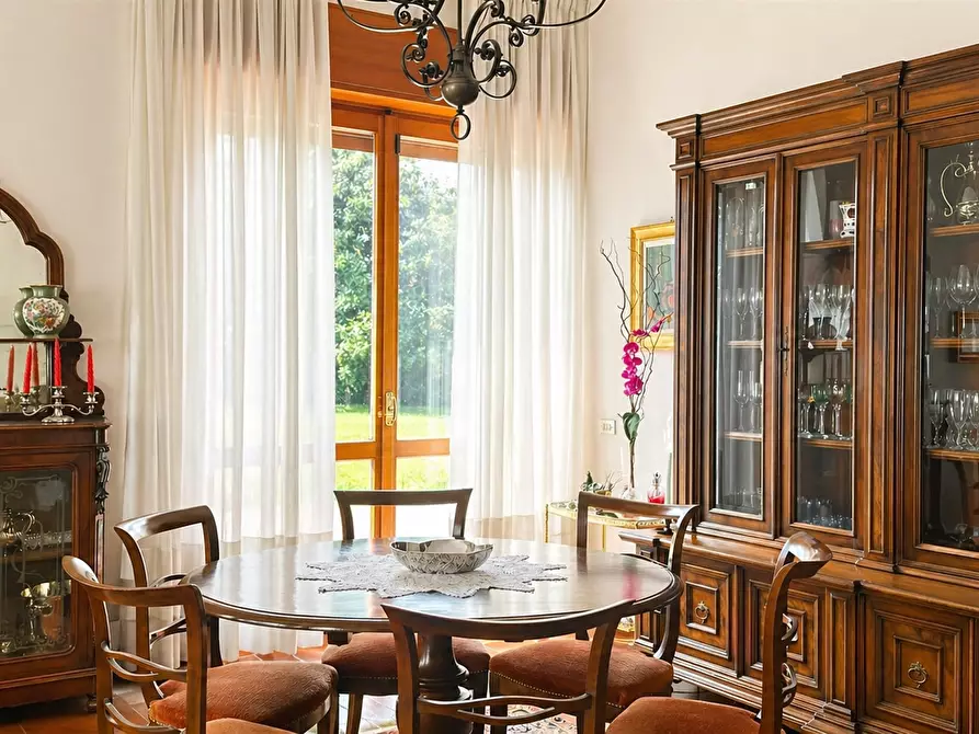 Immagine 5 di Villa in vendita  in Via Varallo Pombia 2 a Castelletto Sopra Ticino