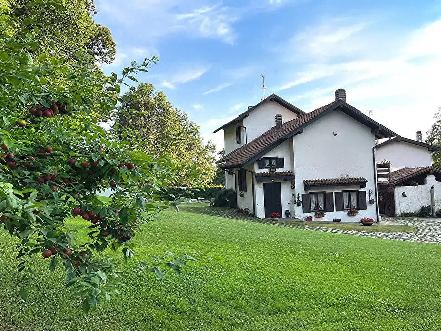 Immagine 6 di Villa in vendita  in Regione Cantarana 1 a Arona
