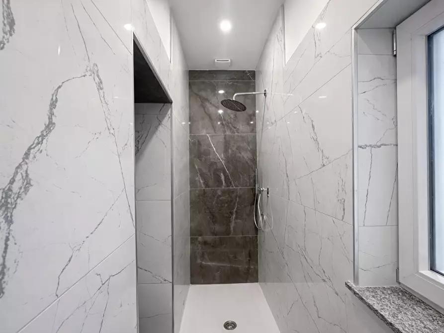 Immagine 20 di Quadrilocale in vendita  in Corso Liberazione 1 a Arona