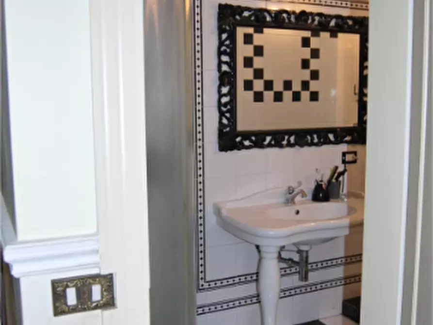 Immagine 18 di Quadrilocale in vendita  in Piazza Bernardo Tanucci a Firenze