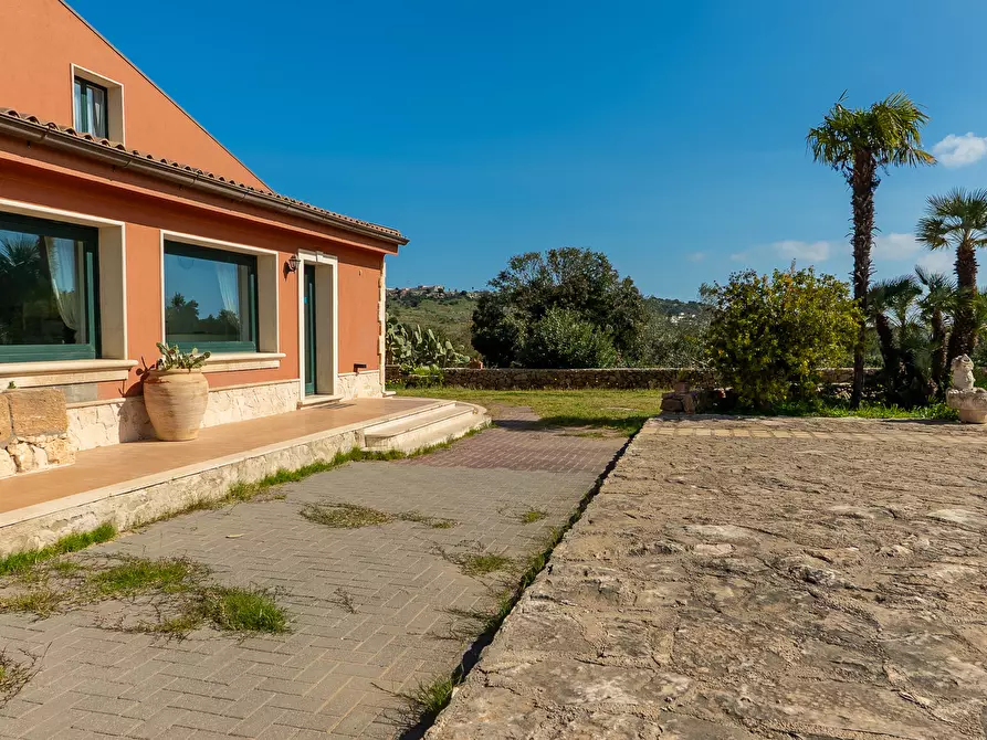 Immagine 21 di Villa in vendita  in Via Priamo 10 a Siracusa